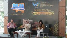Kepala Disperindag Jawa Barat Nining Yuliastiani memaparkan rencana pelaksanaan West Java International Industry and Trade Expo (WIITEX) 2026 di Gedung Sate, Bandung. Ajang ini diharapkan menjadi pintu masuk perluasan pasar global bagi produk unggulan Jawa Barat, khususnya teh, kopi, dan kakao. (Foto: Humas Jabar)