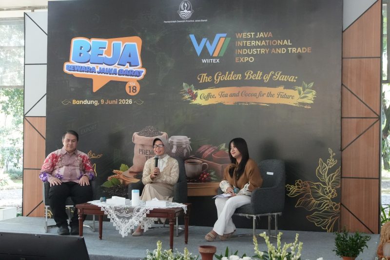Kepala Disperindag Jawa Barat Nining Yuliastiani memaparkan rencana pelaksanaan West Java International Industry and Trade Expo (WIITEX) 2026 di Gedung Sate, Bandung. Ajang ini diharapkan menjadi pintu masuk perluasan pasar global bagi produk unggulan Jawa Barat, khususnya teh, kopi, dan kakao. (Foto: Humas Jabar)
