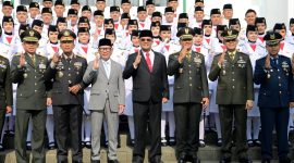 Wakil Gubernur Jawa Barat Erwan Setiawan berfoto bersama unsur Forkopimda dan anggota Pasukan Pengibar Bendera usai memimpin Upacara Peringatan Hari Lahir Pancasila Tahun 2026 Tingkat Provinsi Jawa Barat di Lapangan Wirotama Pussenif, Kota Bandung, Senin (1/6/2026). Pada kesempatan tersebut, Erwan mengajak seluruh elemen bangsa menghidupkan nilai-nilai Pancasila sebagai fondasi persatuan bangsa dan perdamaian dunia. (Foto: Humas Jabar)