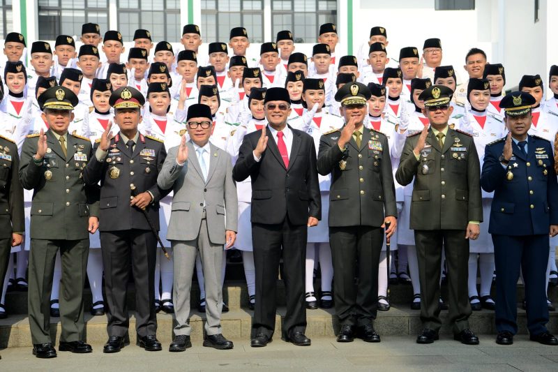 Wakil Gubernur Jawa Barat Erwan Setiawan berfoto bersama unsur Forkopimda dan anggota Pasukan Pengibar Bendera usai memimpin Upacara Peringatan Hari Lahir Pancasila Tahun 2026 Tingkat Provinsi Jawa Barat di Lapangan Wirotama Pussenif, Kota Bandung, Senin (1/6/2026). Pada kesempatan tersebut, Erwan mengajak seluruh elemen bangsa menghidupkan nilai-nilai Pancasila sebagai fondasi persatuan bangsa dan perdamaian dunia. (Foto: Humas Jabar)
