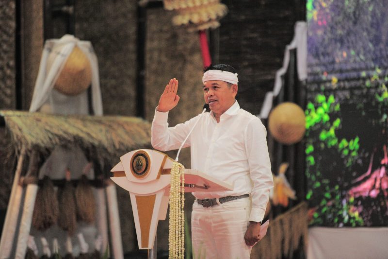 Gubernur Jawa Barat Dedi Mulyadi menyampaikan sambutan saat acara Lepas Sambut Kepala Kejaksaan Tinggi Jawa Barat di Bale Gede Gedung Pakuan, Kota Bandung, Selasa (2/6/2026). Dalam kesempatan tersebut, KDM menekankan pentingnya harmonisasi dan sinergi antarlembaga untuk meningkatkan pelayanan kepada masyarakat serta mencegah penyimpangan sejak dini. (Foto: Humas Jabar)