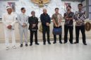 Gubernur Jawa Barat Dedi Mulyadi (tengah) menyerahkan kadeudeuh senilai Rp1 miliar kepada perwakilan Persib Bandung di Ruang Rapat Paripurna DPRD Jawa Barat, Bandung, Rabu (3/6/2026). Bonus yang berasal dari dana pribadi hasil penjualan sapi tersebut diberikan sebagai bentuk apresiasi atas keberhasilan Persib meraih gelar juara Super League 2025/2026 dan mencatatkan hattrick juara liga. (Foto: Humas Jabar)