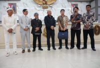 Gubernur Jawa Barat Dedi Mulyadi (tengah) menyerahkan kadeudeuh senilai Rp1 miliar kepada perwakilan Persib Bandung di Ruang Rapat Paripurna DPRD Jawa Barat, Bandung, Rabu (3/6/2026). Bonus yang berasal dari dana pribadi hasil penjualan sapi tersebut diberikan sebagai bentuk apresiasi atas keberhasilan Persib meraih gelar juara Super League 2025/2026 dan mencatatkan hattrick juara liga. (Foto: Humas Jabar)