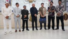 Gubernur Jawa Barat Dedi Mulyadi (tengah) menyerahkan kadeudeuh senilai Rp1 miliar kepada perwakilan Persib Bandung di Ruang Rapat Paripurna DPRD Jawa Barat, Bandung, Rabu (3/6/2026). Bonus yang berasal dari dana pribadi hasil penjualan sapi tersebut diberikan sebagai bentuk apresiasi atas keberhasilan Persib meraih gelar juara Super League 2025/2026 dan mencatatkan hattrick juara liga. (Foto: Humas Jabar)