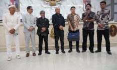 KDM Serahkan Kadeudeuh Rp1 Miliar untuk Persib, Bonus Juara dari Hasil Penjualan Sapi Pribadi