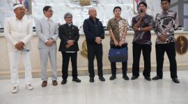Gubernur Jawa Barat Dedi Mulyadi (tengah) menyerahkan kadeudeuh senilai Rp1 miliar kepada perwakilan Persib Bandung di Ruang Rapat Paripurna DPRD Jawa Barat, Bandung, Rabu (3/6/2026). Bonus yang berasal dari dana pribadi hasil penjualan sapi tersebut diberikan sebagai bentuk apresiasi atas keberhasilan Persib meraih gelar juara Super League 2025/2026 dan mencatatkan hattrick juara liga. (Foto: Humas Jabar)