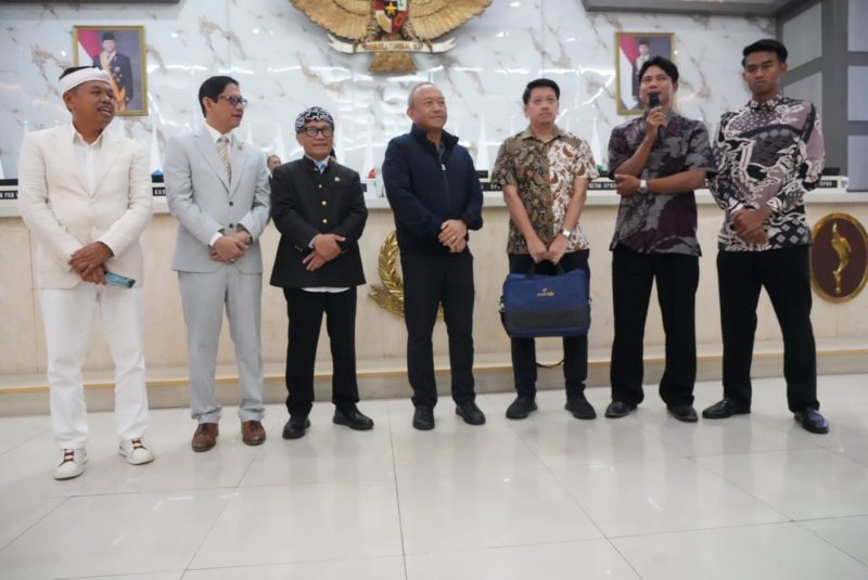 Gubernur Jawa Barat Dedi Mulyadi (tengah) menyerahkan kadeudeuh senilai Rp1 miliar kepada perwakilan Persib Bandung di Ruang Rapat Paripurna DPRD Jawa Barat, Bandung, Rabu (3/6/2026). Bonus yang berasal dari dana pribadi hasil penjualan sapi tersebut diberikan sebagai bentuk apresiasi atas keberhasilan Persib meraih gelar juara Super League 2025/2026 dan mencatatkan hattrick juara liga. (Foto: Humas Jabar)