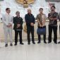 Gubernur Jawa Barat Dedi Mulyadi (tengah) menyerahkan kadeudeuh senilai Rp1 miliar kepada perwakilan Persib Bandung di Ruang Rapat Paripurna DPRD Jawa Barat, Bandung, Rabu (3/6/2026). Bonus yang berasal dari dana pribadi hasil penjualan sapi tersebut diberikan sebagai bentuk apresiasi atas keberhasilan Persib meraih gelar juara Super League 2025/2026 dan mencatatkan hattrick juara liga. (Foto: Humas Jabar)