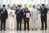 Gubernur Jawa Barat Dedi Mulyadi bersama pimpinan DPRD Jawa Barat dan perwakilan BPK RI usai penyerahan Laporan Hasil Pemeriksaan (LHP) atas LKPD Tahun Anggaran 2025 di Gedung DPRD Jawa Barat, Bandung, Rabu (3/6/2026). Pada kesempatan tersebut, Pemerintah Provinsi Jawa Barat kembali meraih opini Wajar Tanpa Pengecualian (WTP) untuk ke-15 kalinya secara berturut-turut. (Foto: Humas Jabar)
