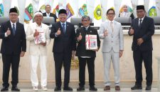 Gubernur Jawa Barat Dedi Mulyadi bersama pimpinan DPRD Jawa Barat dan perwakilan BPK RI usai penyerahan Laporan Hasil Pemeriksaan (LHP) atas LKPD Tahun Anggaran 2025 di Gedung DPRD Jawa Barat, Bandung, Rabu (3/6/2026). Pada kesempatan tersebut, Pemerintah Provinsi Jawa Barat kembali meraih opini Wajar Tanpa Pengecualian (WTP) untuk ke-15 kalinya secara berturut-turut. (Foto: Humas Jabar)