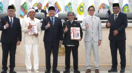 Gubernur Jawa Barat Dedi Mulyadi bersama pimpinan DPRD Jawa Barat dan perwakilan BPK RI usai penyerahan Laporan Hasil Pemeriksaan (LHP) atas LKPD Tahun Anggaran 2025 di Gedung DPRD Jawa Barat, Bandung, Rabu (3/6/2026). Pada kesempatan tersebut, Pemerintah Provinsi Jawa Barat kembali meraih opini Wajar Tanpa Pengecualian (WTP) untuk ke-15 kalinya secara berturut-turut. (Foto: Humas Jabar)
