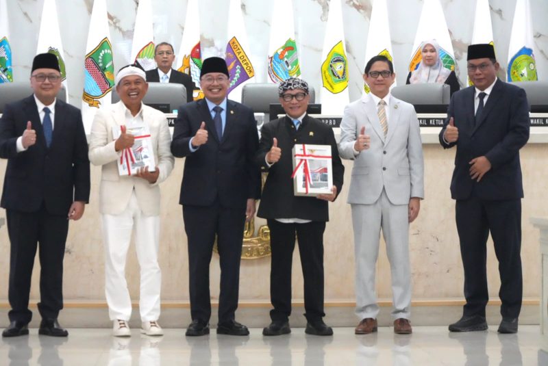 Gubernur Jawa Barat Dedi Mulyadi bersama pimpinan DPRD Jawa Barat dan perwakilan BPK RI usai penyerahan Laporan Hasil Pemeriksaan (LHP) atas LKPD Tahun Anggaran 2025 di Gedung DPRD Jawa Barat, Bandung, Rabu (3/6/2026). Pada kesempatan tersebut, Pemerintah Provinsi Jawa Barat kembali meraih opini Wajar Tanpa Pengecualian (WTP) untuk ke-15 kalinya secara berturut-turut. (Foto: Humas Jabar)