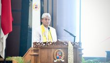 Wakil Gubernur Jawa Barat Erwan Setiawan menyampaikan sambutan dalam Rapat Paripurna Hari Jadi ke-544 Kota Bogor di Gedung DPRD Kota Bogor, Rabu (3/6/2026). Pada kesempatan tersebut, Erwan menegaskan bahwa sinergi antara pemerintah dan masyarakat menjadi kunci utama dalam mendorong kemajuan dan pembangunan daerah. (Foto: Humas Jabar)