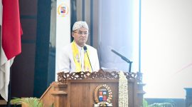 Wakil Gubernur Jawa Barat Erwan Setiawan menyampaikan sambutan dalam Rapat Paripurna Hari Jadi ke-544 Kota Bogor di Gedung DPRD Kota Bogor, Rabu (3/6/2026). Pada kesempatan tersebut, Erwan menegaskan bahwa sinergi antara pemerintah dan masyarakat menjadi kunci utama dalam mendorong kemajuan dan pembangunan daerah. (Foto: Humas Jabar)
