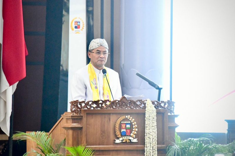 Wakil Gubernur Jawa Barat Erwan Setiawan menyampaikan sambutan dalam Rapat Paripurna Hari Jadi ke-544 Kota Bogor di Gedung DPRD Kota Bogor, Rabu (3/6/2026). Pada kesempatan tersebut, Erwan menegaskan bahwa sinergi antara pemerintah dan masyarakat menjadi kunci utama dalam mendorong kemajuan dan pembangunan daerah. (Foto: Humas Jabar)
