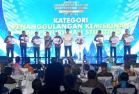 Gubernur Jawa Barat Dedi Mulyadi menerima penghargaan Pemerintah Daerah Berprestasi 2026 Terbaik II Tingkat Provinsi dalam kategori Penanggulangan Kemiskinan dan Penurunan Stunting di Yogyakarta, Kamis (4/6/2026). Penghargaan tersebut diberikan atas kinerja dan komitmen Pemerintah Provinsi Jawa Barat dalam menekan angka kemiskinan dan stunting secara terpadu hingga tingkat desa. (Foto: Humas Jabar)