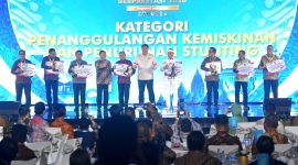 Gubernur Jawa Barat Dedi Mulyadi menerima penghargaan Pemerintah Daerah Berprestasi 2026 Terbaik II Tingkat Provinsi dalam kategori Penanggulangan Kemiskinan dan Penurunan Stunting di Yogyakarta, Kamis (4/6/2026). Penghargaan tersebut diberikan atas kinerja dan komitmen Pemerintah Provinsi Jawa Barat dalam menekan angka kemiskinan dan stunting secara terpadu hingga tingkat desa. (Foto: Humas Jabar)