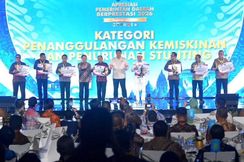 Gubernur Jawa Barat Dedi Mulyadi menerima penghargaan Pemerintah Daerah Berprestasi 2026 Terbaik II Tingkat Provinsi dalam kategori Penanggulangan Kemiskinan dan Penurunan Stunting di Yogyakarta, Kamis (4/6/2026). Penghargaan tersebut diberikan atas kinerja dan komitmen Pemerintah Provinsi Jawa Barat dalam menekan angka kemiskinan dan stunting secara terpadu hingga tingkat desa. (Foto: Humas Jabar)