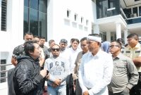 Gubernur Jawa Barat Dedi Mulyadi berdialog dengan masyarakat saat meninjau pelaksanaan Sistem Penerimaan Murid Baru (SPMB) 2026 di Kantor Dinas Pendidikan Jawa Barat, Kota Bandung, Selasa (9/6/2026). Dalam kesempatan tersebut, KDM memastikan proses SPMB berjalan transparan, objektif, serta meminta masyarakat tidak panik karena masih tersedia tahapan seleksi lanjutan bagi calon murid yang belum diterima. (Foto: Humas Jabar)