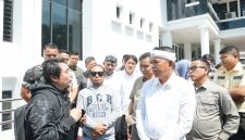 Gubernur Jawa Barat Dedi Mulyadi berdialog dengan masyarakat saat meninjau pelaksanaan Sistem Penerimaan Murid Baru (SPMB) 2026 di Kantor Dinas Pendidikan Jawa Barat, Kota Bandung, Selasa (9/6/2026). Dalam kesempatan tersebut, KDM memastikan proses SPMB berjalan transparan, objektif, serta meminta masyarakat tidak panik karena masih tersedia tahapan seleksi lanjutan bagi calon murid yang belum diterima. (Foto: Humas Jabar)