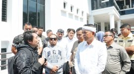 Gubernur Jawa Barat Dedi Mulyadi berdialog dengan masyarakat saat meninjau pelaksanaan Sistem Penerimaan Murid Baru (SPMB) 2026 di Kantor Dinas Pendidikan Jawa Barat, Kota Bandung, Selasa (9/6/2026). Dalam kesempatan tersebut, KDM memastikan proses SPMB berjalan transparan, objektif, serta meminta masyarakat tidak panik karena masih tersedia tahapan seleksi lanjutan bagi calon murid yang belum diterima. (Foto: Humas Jabar)