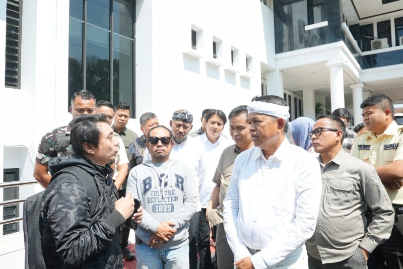 Gubernur Jawa Barat Dedi Mulyadi berdialog dengan masyarakat saat meninjau pelaksanaan Sistem Penerimaan Murid Baru (SPMB) 2026 di Kantor Dinas Pendidikan Jawa Barat, Kota Bandung, Selasa (9/6/2026). Dalam kesempatan tersebut, KDM memastikan proses SPMB berjalan transparan, objektif, serta meminta masyarakat tidak panik karena masih tersedia tahapan seleksi lanjutan bagi calon murid yang belum diterima. (Foto: Humas Jabar)