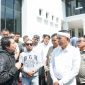 Gubernur Jawa Barat Dedi Mulyadi berdialog dengan masyarakat saat meninjau pelaksanaan Sistem Penerimaan Murid Baru (SPMB) 2026 di Kantor Dinas Pendidikan Jawa Barat, Kota Bandung, Selasa (9/6/2026). Dalam kesempatan tersebut, KDM memastikan proses SPMB berjalan transparan, objektif, serta meminta masyarakat tidak panik karena masih tersedia tahapan seleksi lanjutan bagi calon murid yang belum diterima. (Foto: Humas Jabar)