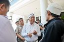 Gubernur Jawa Barat Dedi Mulyadi berdialog dengan masyarakat terkait pelaksanaan Sistem Penerimaan Murid Baru (SPMB) 2026 di lingkungan Dinas Pendidikan Jawa Barat, Kota Bandung. Pemerintah Provinsi Jawa Barat memperpanjang masa pengisian data Pemetaan Calon Murid Baru (PCMB) hingga 11 Juni 2026 untuk memberikan kesempatan lebih luas kepada calon peserta didik mengikuti proses penerimaan. (Foto: Humas Jabar)