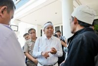 Gubernur Jawa Barat Dedi Mulyadi berdialog dengan masyarakat terkait pelaksanaan Sistem Penerimaan Murid Baru (SPMB) 2026 di lingkungan Dinas Pendidikan Jawa Barat, Kota Bandung. Pemerintah Provinsi Jawa Barat memperpanjang masa pengisian data Pemetaan Calon Murid Baru (PCMB) hingga 11 Juni 2026 untuk memberikan kesempatan lebih luas kepada calon peserta didik mengikuti proses penerimaan. (Foto: Humas Jabar)