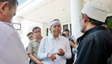 Gubernur Jawa Barat Dedi Mulyadi berdialog dengan masyarakat terkait pelaksanaan Sistem Penerimaan Murid Baru (SPMB) 2026 di lingkungan Dinas Pendidikan Jawa Barat, Kota Bandung. Pemerintah Provinsi Jawa Barat memperpanjang masa pengisian data Pemetaan Calon Murid Baru (PCMB) hingga 11 Juni 2026 untuk memberikan kesempatan lebih luas kepada calon peserta didik mengikuti proses penerimaan. (Foto: Humas Jabar)