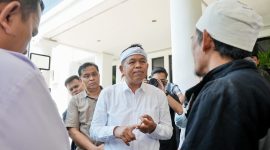 Gubernur Jawa Barat Dedi Mulyadi berdialog dengan masyarakat terkait pelaksanaan Sistem Penerimaan Murid Baru (SPMB) 2026 di lingkungan Dinas Pendidikan Jawa Barat, Kota Bandung. Pemerintah Provinsi Jawa Barat memperpanjang masa pengisian data Pemetaan Calon Murid Baru (PCMB) hingga 11 Juni 2026 untuk memberikan kesempatan lebih luas kepada calon peserta didik mengikuti proses penerimaan. (Foto: Humas Jabar)