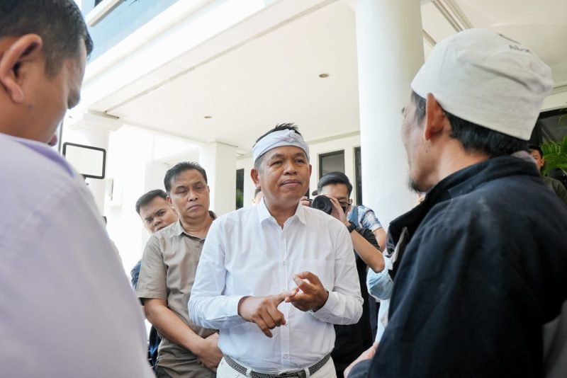 Gubernur Jawa Barat Dedi Mulyadi berdialog dengan masyarakat terkait pelaksanaan Sistem Penerimaan Murid Baru (SPMB) 2026 di lingkungan Dinas Pendidikan Jawa Barat, Kota Bandung. Pemerintah Provinsi Jawa Barat memperpanjang masa pengisian data Pemetaan Calon Murid Baru (PCMB) hingga 11 Juni 2026 untuk memberikan kesempatan lebih luas kepada calon peserta didik mengikuti proses penerimaan. (Foto: Humas Jabar)