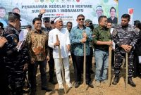 Gubernur Jawa Barat Dedi Mulyadi bersama sejumlah pemangku kepentingan menghadiri kegiatan penanaman kedelai di lahan seluas 210 hektare di Desa Sukamulya, Kecamatan Tukdana, Kabupaten Indramayu, Rabu (10/6/2026). Kegiatan tersebut menjadi bagian dari upaya mendukung program swasembada kedelai nasional sekaligus mendorong petani menerapkan pola tanam yang menjaga kesuburan tanah. (Foto: Humas Jabar)
