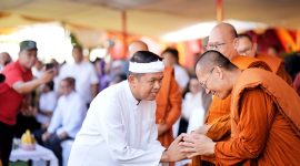 Gubernur Jawa Barat Dedi Mulyadi menghadiri Upacara Pujabakti Waisak Jawa Barat 2570 TB/2026 di kawasan Candi Jiwa dan Candi Blandongan, Desa Segaran, Kecamatan Batujaya, Kabupaten Karawang, Minggu (14/6/2026). Dalam kesempatan tersebut, KDM mengajak masyarakat mengedepankan cinta kasih serta bijak memanfaatkan hasil bumi demi terciptanya kehidupan yang damai dan harmonis. (Foto: Humas Jabar)
