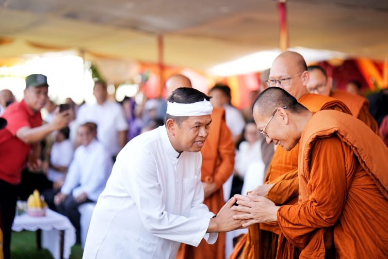Gubernur Jawa Barat Dedi Mulyadi menghadiri Upacara Pujabakti Waisak Jawa Barat 2570 TB/2026 di kawasan Candi Jiwa dan Candi Blandongan, Desa Segaran, Kecamatan Batujaya, Kabupaten Karawang, Minggu (14/6/2026). Dalam kesempatan tersebut, KDM mengajak masyarakat mengedepankan cinta kasih serta bijak memanfaatkan hasil bumi demi terciptanya kehidupan yang damai dan harmonis. (Foto: Humas Jabar)