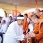 Gubernur Jawa Barat Dedi Mulyadi menghadiri Upacara Pujabakti Waisak Jawa Barat 2570 TB/2026 di kawasan Candi Jiwa dan Candi Blandongan, Desa Segaran, Kecamatan Batujaya, Kabupaten Karawang, Minggu (14/6/2026). Dalam kesempatan tersebut, KDM mengajak masyarakat mengedepankan cinta kasih serta bijak memanfaatkan hasil bumi demi terciptanya kehidupan yang damai dan harmonis. (Foto: Humas Jabar)