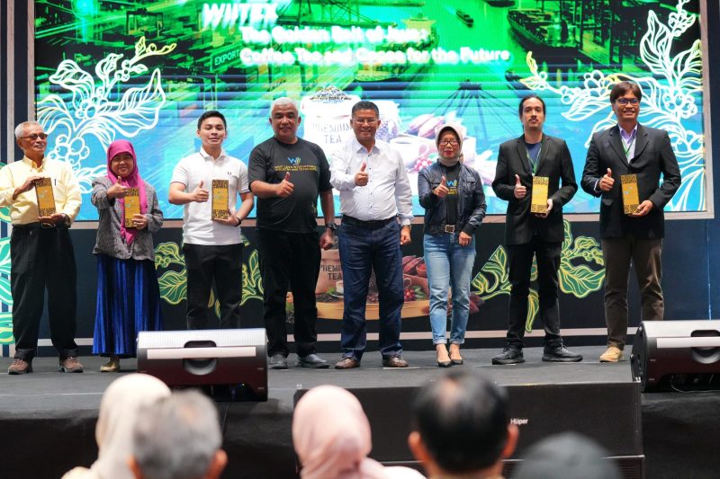 Wakil Gubernur Jawa Barat Erwan Setiawan menutup secara resmi West Java International Industry and Trade Expo (WIITEX) 2026 di Summarecon Mall Bandung, Minggu (14/6/2026). Selama tiga hari penyelenggaraan, ajang tersebut mencatat transaksi sebesar Rp25,09 miliar dan menjadi wadah promosi komoditas unggulan Jawa Barat seperti kopi, teh, dan kakao ke pasar global. (Foto: Humas Jabar)
