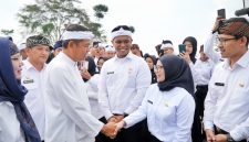 Gubernur Jawa Barat Dedi Mulyadi menyapa dan berdialog dengan para ASN usai prosesi pengambilan sumpah dan pelantikan 720 ASN Pemprov Jawa Barat di Lapangan Desa Sukawangi, Kabupaten Bogor, Senin (15/6/2026). Dalam kesempatan tersebut, KDM menekankan pentingnya pelayanan publik yang menjangkau hingga wilayah pedesaan dan pelosok Jawa Barat. (Foto: Humas Jabar)