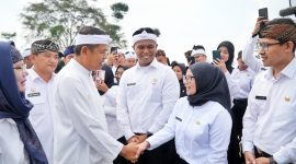 Gubernur Jawa Barat Dedi Mulyadi menyapa dan berdialog dengan para ASN usai prosesi pengambilan sumpah dan pelantikan 720 ASN Pemprov Jawa Barat di Lapangan Desa Sukawangi, Kabupaten Bogor, Senin (15/6/2026). Dalam kesempatan tersebut, KDM menekankan pentingnya pelayanan publik yang menjangkau hingga wilayah pedesaan dan pelosok Jawa Barat. (Foto: Humas Jabar)