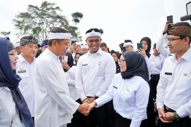 Gubernur Jawa Barat Dedi Mulyadi menyapa dan berdialog dengan para ASN usai prosesi pengambilan sumpah dan pelantikan 720 ASN Pemprov Jawa Barat di Lapangan Desa Sukawangi, Kabupaten Bogor, Senin (15/6/2026). Dalam kesempatan tersebut, KDM menekankan pentingnya pelayanan publik yang menjangkau hingga wilayah pedesaan dan pelosok Jawa Barat. (Foto: Humas Jabar)