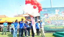 Wakil Gubernur Jawa Barat Erwan Setiawan membuka Turnamen Sepak Bola Usia Dini Danseskoad Cup 2026 di Lapangan Melati Mekar Seskoad, Kota Bandung, Senin (15/6/2026). Turnamen yang diikuti 122 tim kategori U-9 dan U-11 tersebut menjadi ajang pembinaan sekaligus pencarian bibit-bibit pesepak bola muda berbakat. (Foto: Humas Jabar)