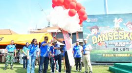 Wakil Gubernur Jawa Barat Erwan Setiawan membuka Turnamen Sepak Bola Usia Dini Danseskoad Cup 2026 di Lapangan Melati Mekar Seskoad, Kota Bandung, Senin (15/6/2026). Turnamen yang diikuti 122 tim kategori U-9 dan U-11 tersebut menjadi ajang pembinaan sekaligus pencarian bibit-bibit pesepak bola muda berbakat. (Foto: Humas Jabar)