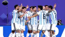 Lionel Messi merayakan salah satu golnya saat Argentina menghadapi Aljazair pada laga Grup J Piala Dunia 2026. Hat-trick yang dicetak sang kapten membawa Argentina menang 3-0 sekaligus menempatkannya di jajaran teratas perburuan penghargaan adidas Golden Boot. (Foto: FIFA World Cup 2026)