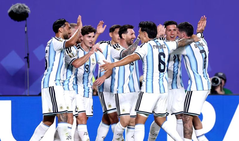 Lionel Messi merayakan salah satu golnya saat Argentina menghadapi Aljazair pada laga Grup J Piala Dunia 2026. Hat-trick yang dicetak sang kapten membawa Argentina menang 3-0 sekaligus menempatkannya di jajaran teratas perburuan penghargaan adidas Golden Boot. (Foto: FIFA World Cup 2026)