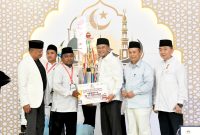 Wakil Gubernur Jawa Barat Erwan Setiawan menyerahkan penghargaan kepada juara Musabaqah Azan Nusantara (MAN) II Mendunia 2026 pada peringatan Tahun Baru Islam 1448 Hijriah di Masjid Nurul Wathan Pakansari, Kabupaten Bogor. Foto: Humas Jabar