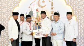 Wakil Gubernur Jawa Barat Erwan Setiawan menyerahkan penghargaan kepada juara Musabaqah Azan Nusantara (MAN) II Mendunia 2026 pada peringatan Tahun Baru Islam 1448 Hijriah di Masjid Nurul Wathan Pakansari, Kabupaten Bogor. Foto: Humas Jabar