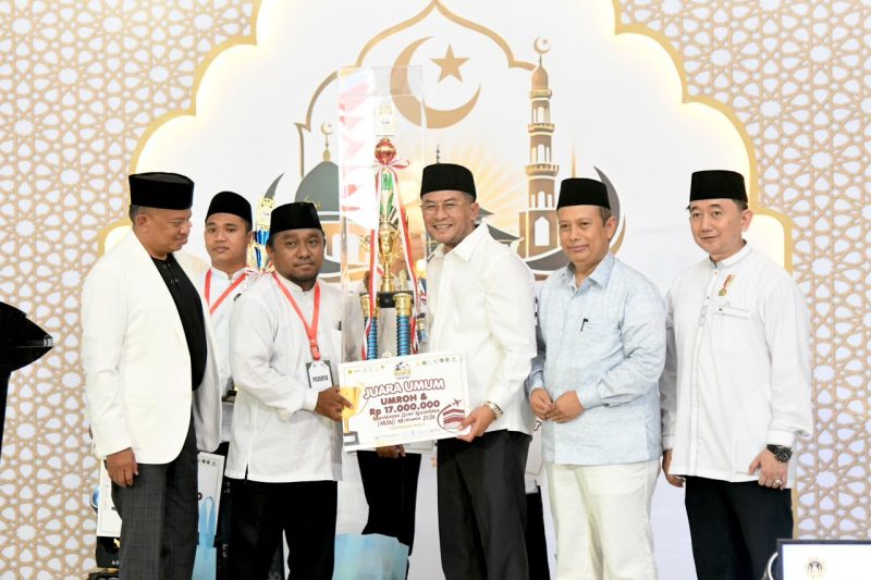 Wakil Gubernur Jawa Barat Erwan Setiawan menyerahkan penghargaan kepada juara Musabaqah Azan Nusantara (MAN) II Mendunia 2026 pada peringatan Tahun Baru Islam 1448 Hijriah di Masjid Nurul Wathan Pakansari, Kabupaten Bogor. Foto: Humas Jabar