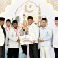 Wakil Gubernur Jawa Barat Erwan Setiawan menyerahkan penghargaan kepada juara Musabaqah Azan Nusantara (MAN) II Mendunia 2026 pada peringatan Tahun Baru Islam 1448 Hijriah di Masjid Nurul Wathan Pakansari, Kabupaten Bogor. Foto: Humas Jabar