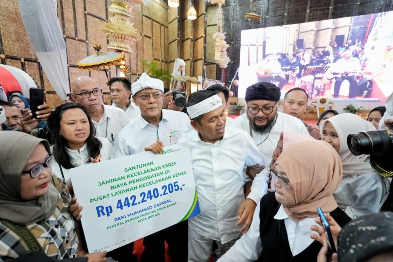 Gubernur Jawa Barat Dedi Mulyadi menghadiri kegiatan Apresiasi Penerima Manfaat BPJS Ketenagakerjaan di Bale Gede Pakuan, Kota Bandung, Kamis (18/6/2026). (Foto: Humas Jabar)