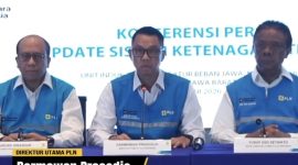 Direktur Utama PT PLN (Persero), Darmawan Prasodjo, menyampaikan keterangan dalam konferensi pers usai memantau kondisi sistem kelistrikan Pulau Jawa dari Unit Pusat Pengatur Beban di Cineré, Jawa Barat.(Foto: PLN)